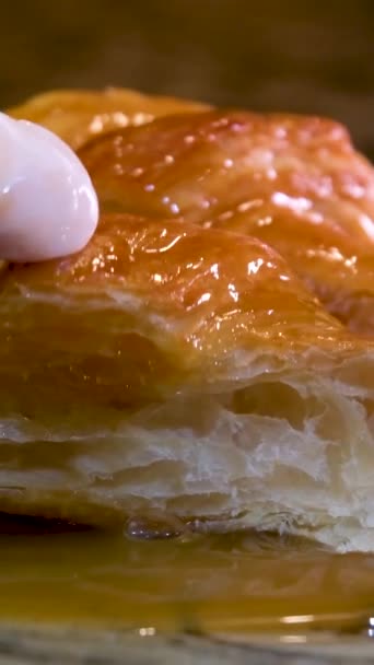 Chutná Porézní Struktura Croissantu Nařezaného Sekci Rukáv Rukavice Tiskne Těsto — Stock video