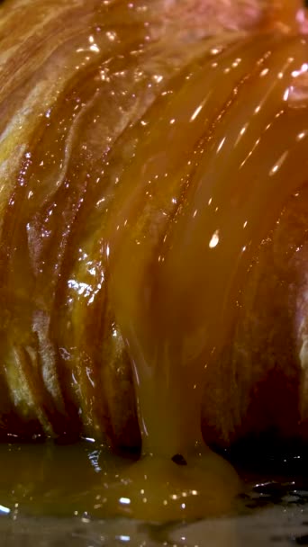 Verter Croissant Con Jarabe Caramelo Restaurante Oscuro Que Sirve Plato — Vídeos de Stock