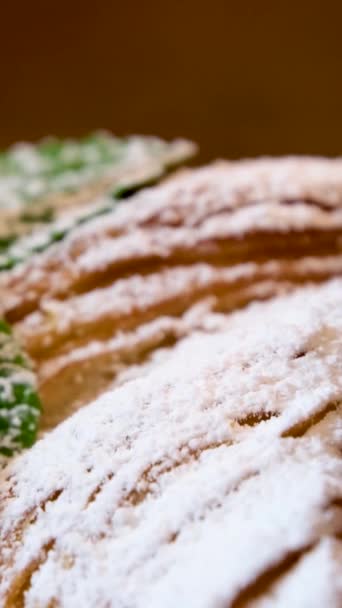 Detailní Záběr Pečeného Croissantu Jednou Čerstvou Jahodou Talíři Vysoce Kvalitní — Stock video
