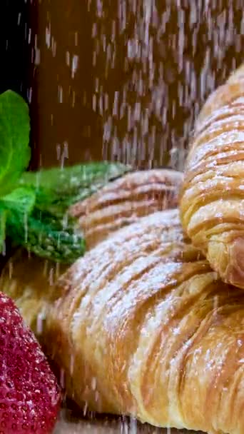 Azúcar Polvo Lentamente Espolvorea Dos Croissants Frescos Plato Con Fresas — Vídeos de Stock