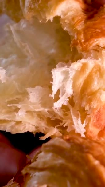 Jedzenie Świeżo Upieczonego Rogalika Zbliżeniu Fotografia Studyjna Wysokiej Jakości Materiał — Wideo stockowe