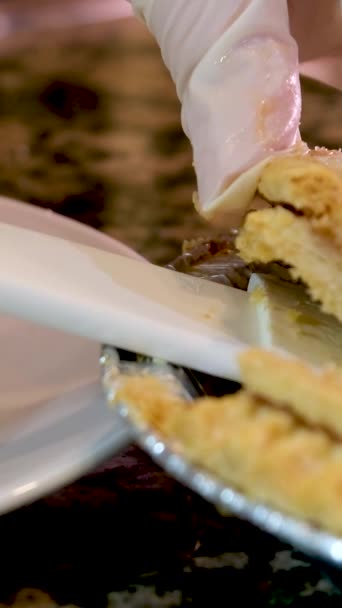 Heerlijk Dessertstukje Kaneelappeltaart Bestrooi Met Poedersuiker Een Wit Bord Met — Stockvideo