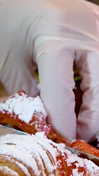 Šéfkuchař Krájí Lahodný Čerstvý Croissant Nožem Bílém Talíři Bílých Rukavicích — Stock video