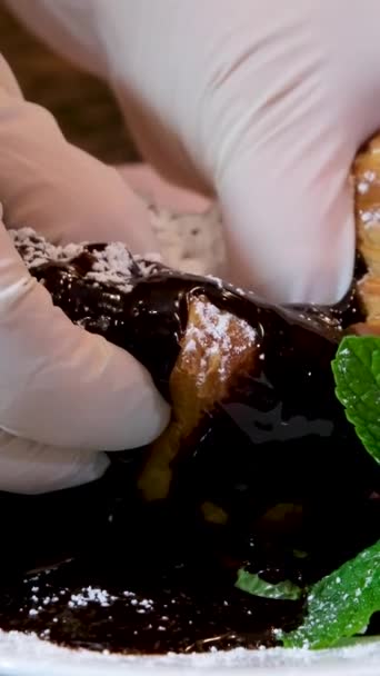 女人的手在朝不同的方向撕裂着 美味新鲜的开胃羊角面包在手套里倒入巧克力 厨师检查准备的甜点 — 图库视频影像