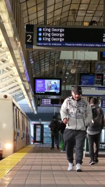 Pessoas Viajam Céu Comércio Trem Vai Estação Estação Primavera Mochilas — Vídeo de Stock