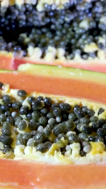 4K多莉镜头 一个成熟木瓜切成两半的宏观动画 看到了可以吃的种子和它的纹理 是的优质Fullhd影片 — 图库视频影像