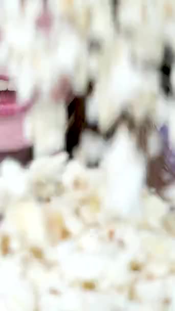 Close Zpomalené Video Nalévání Hodně Popcornu Rozptyly Různých Směrech Dívka — Stock video