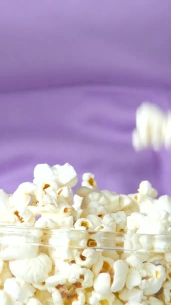 Dívka Nalévá Popcorn Skleněné Mísy Pozadí Svého Šeříkového Svetru Který — Stock video
