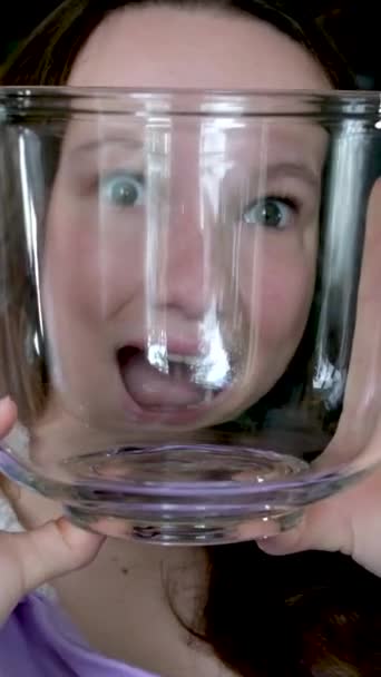 Pige Leger Med Glasflaske Teenager Pige Ser Gennem Det Svulmende – Stock-video