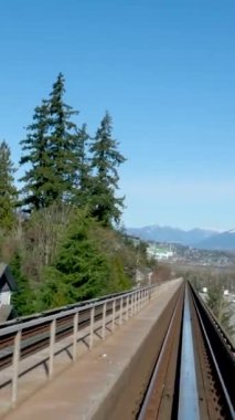 Vancouver SkyTrain, Surrey 'e giden yeni Kanada hattı. Trenler gökyüzü yolu trafiği büyük şehir hayatı rahat mavi gökyüzü güzel hava Vancouver Kanada 2023