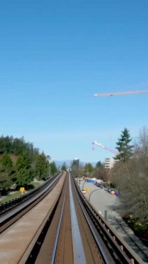 Vancouver SkyTrain, Surrey 'e giden yeni Kanada hattı. Trenler gökyüzü yolu trafiği büyük şehir hayatı rahat mavi gökyüzü güzel hava Vancouver Kanada 2023
