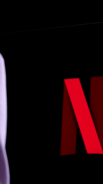 Задней Части Женщины Лиловом Свитере Телевизор Экран Монитора Буквой Netflix — стоковое видео