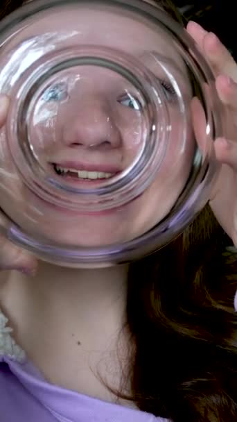 Meisje Spelen Met Glazen Fles Tiener Meisje Kijken Door Het — Stockvideo