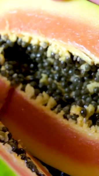 Hälften Mogen Papaya Frukt Med Frön Doftande Tropiskt Fruktkött Söt — Stockvideo