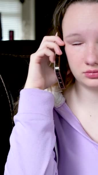 Adolescente Falando Telefone Quarto Escuro Blusa Lilás Fluindo Cabelo Emoções — Vídeo de Stock