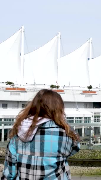 Jonge Vrolijke Vrouw Vancouver Canada Armen Uitgestrekt Jonge Vrouw Die — Stockvideo