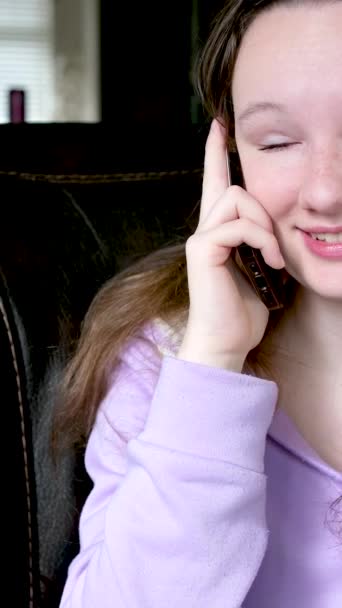 Девушка Подросток Разговаривает Телефону Темном Зале Сиреневая Блузка Текущие Волосы — стоковое видео