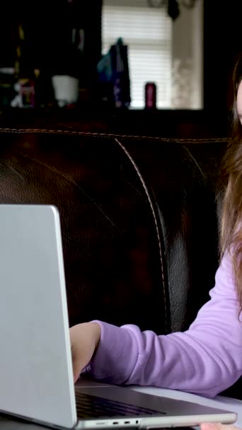 Løse Opgaver Eksamen Besvare Spørgsmål Online Alvorlig Hæk Ansigt Teenage – Stock-video