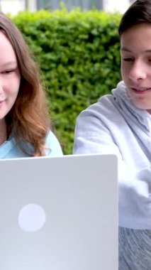 Erkekler ders yapıyor, sosyal ağlar izliyor, internette eğleniyor, dışarıda oturmuş gerçek insanlarla sohbet ediyor, duyguları paylaşıyor. 