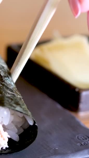 Tieners Jongen Tiener Meisje Tiener Eten Sushi Restaurant Heerlijk Aziatisch — Stockvideo