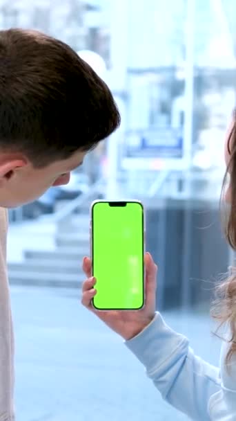 Tonåringar Tittar Telefonen Med Grön Skärm Och Visar Tummen Upp — Stockvideo