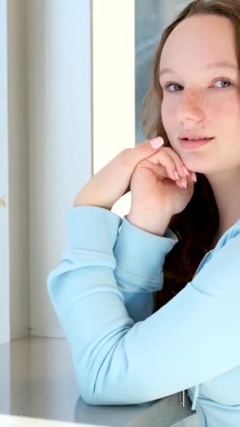 Vue Côté Jeune Femme Regardant Loin Fenêtre Assise Sur Canapé — Video