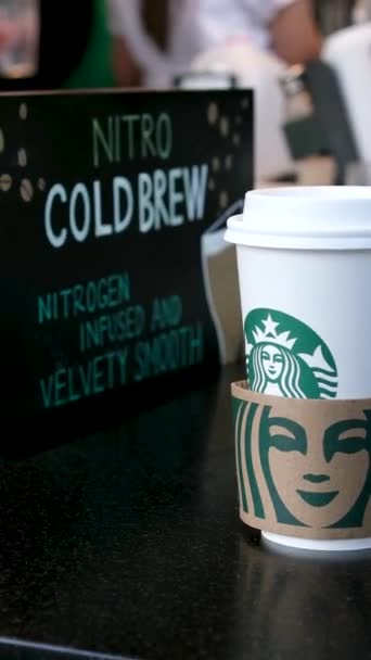Starbucks Kanadzie Mieście Vancouver Przygotowuje Kawę Różnymi Napojami Licznik Kobiet — Wideo stockowe