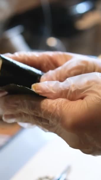 Χέρια Ετοιμάζουν Σούσι Από Κοντά Ράις Και Νόρι Υψηλής Ποιότητας — Αρχείο Βίντεο