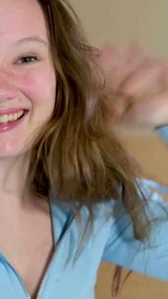 Неописуемая Радость Девочки Подростка Смеющейся Открытым Ртом Прыгающей Кровати Комнате — стоковое видео
