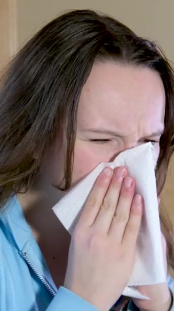 鼻を吹いて組織でくしゃみをするアレルギーの若い女性 病気の女の子は インフルエンザの概念を得たか 風邪をひいた アレルギー症状を持っています不健康な女性は 季節性ウイルス病に苦しむ ビューを閉じる — ストック動画