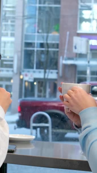 Pojke Och Flicka Tonåringar Den Första Varandra Dricka Kaffe Ett — Stockvideo