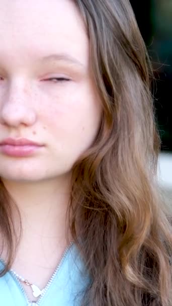 Adolescent Fille Regarde Caméra Évite Les Yeux Abord Gauche Puis — Video