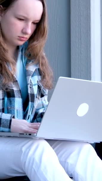 Mädchen Lernen Online Mit Einem Tutor Über Das Internet Auf — Stockvideo