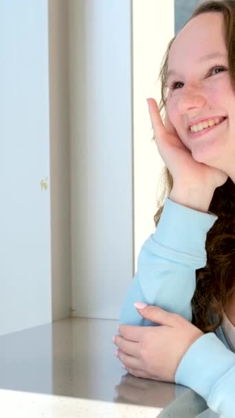 Retrato Cámara Lenta Cerca Una Mujer Adulta Sonriendo Presentando Actitud — Vídeo de stock