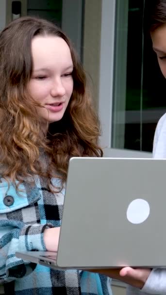 Menino Mostra Algo Laptop Menina Ela Corrige Erros Ela Sorri — Vídeo de Stock