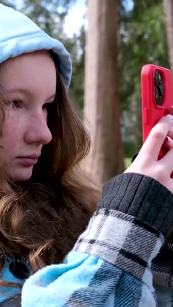 Stanley Park Tonåringar Promenader Bilder Lurar Runt Tittar Träd Chatta — Stockvideo