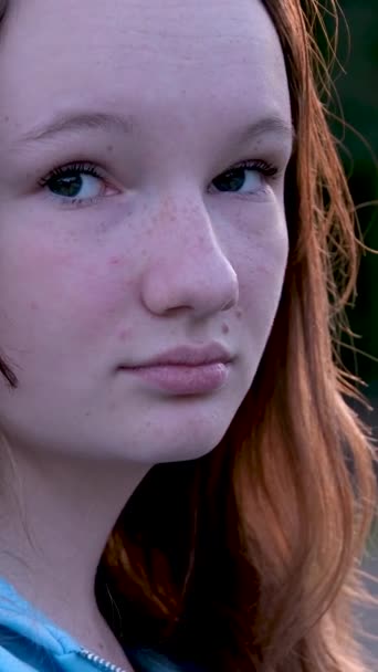 Kameraya Bakıp Gülümseyen Güzel Bir Genç Kızın Portresi Lüks Giyinmiş — Stok video