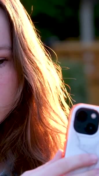 Σοβαρή Νεαρή Κοπέλα Χρησιμοποιώντας Σύγχρονο Smartphone Κοιτάζοντας Την Οθόνη Στο — Αρχείο Βίντεο