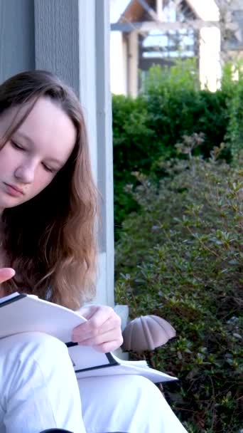 Zeichnen Einem Album Mit Einem Einfachen Bleistift Mädchen Sitzt Zeichnet — Stockvideo