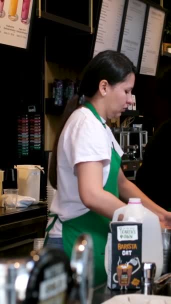 Starbucks Canada Dans Ville Vancouver Préparant Café Diverses Boissons Derrière — Video