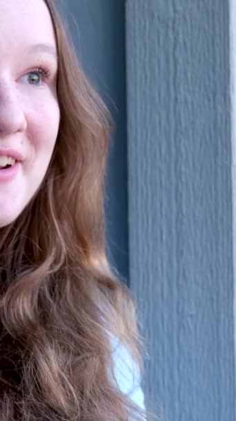 Adolescente Chica Aprende Impresionante Noticias Risas Cubriendo Boca Con Mano — Vídeos de Stock