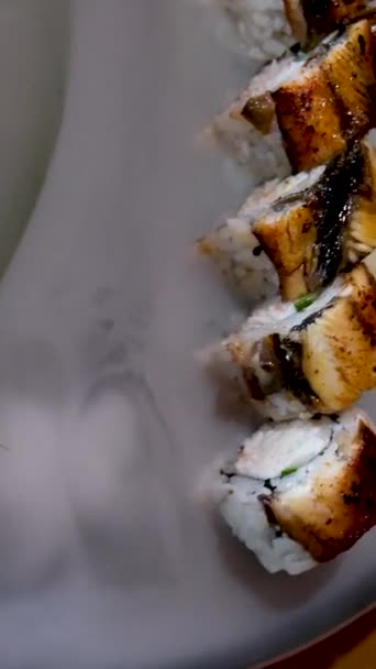 Delicioso Restaurante Asiático Comida Sushi Plato Con Hielo Seco Decoración — Vídeo de stock