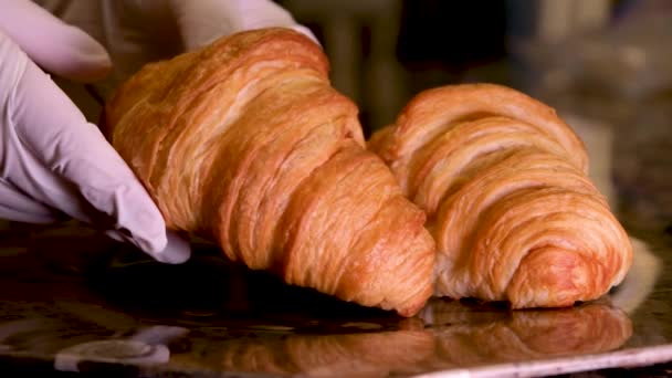 Croissants Met Koffie Draaien Zwarte Achtergrond Hoge Kwaliteit Beeldmateriaal — Stockvideo