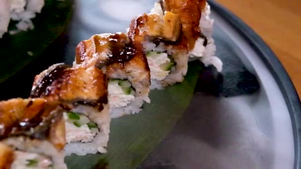 Köstliches Restaurant Asiatisches Essen Sushi Auf Teller Mit Trockeneis Dekoration — Stockvideo