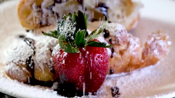 Detailní Záběr Croissant Posypaný Práškovým Cukrem Jahodami Mátovými Listy Lahodný — Stock video