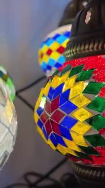 Kemer hediyelik eşya dükkanlarından birinde bir demet Türk lambası. Antalya