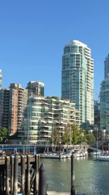 Granville Adası yarımadası ve Vancouver BC Fairview bölgesinde alışveriş bölgesi. Vancouver 'ın karşısından Vancouver şehir merkezinden Granville Caddesi Köprüsü' nün güney ucunda 09.2022 Kanada.