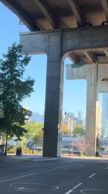 Granville Adası yarımadası ve Vancouver BC Fairview bölgesinin alışveriş bölgesi. Vancouver 'ın karşısındaki Granville Caddesi Köprüsü' nün güney ucundaki Vancouver şehir merkezinden.