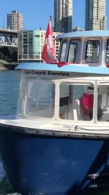 Granville Adası yarımadası ve Vancouver BC Fairview bölgesinde alışveriş bölgesi. Vancouver 'ın karşısından Vancouver şehir merkezinden Granville Caddesi Köprüsü' nün güney ucunda 09.2022 Kanada.