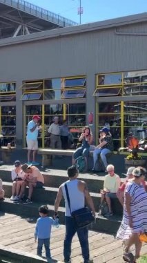 Granville Adası yarımadası ve Vancouver BC Fairview bölgesinde alışveriş bölgesi. Vancouver 'ın karşısından Vancouver şehir merkezinden Granville Caddesi 2023 Kanada Köprüsü' nün güney ucunda.